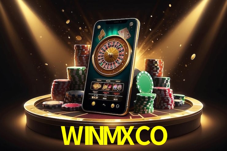 Escena dinámica inspirada en casino con iluminación WINMXCO, cartas, fichas e íconos de juegos digitales en un espacio moderno de juegos.